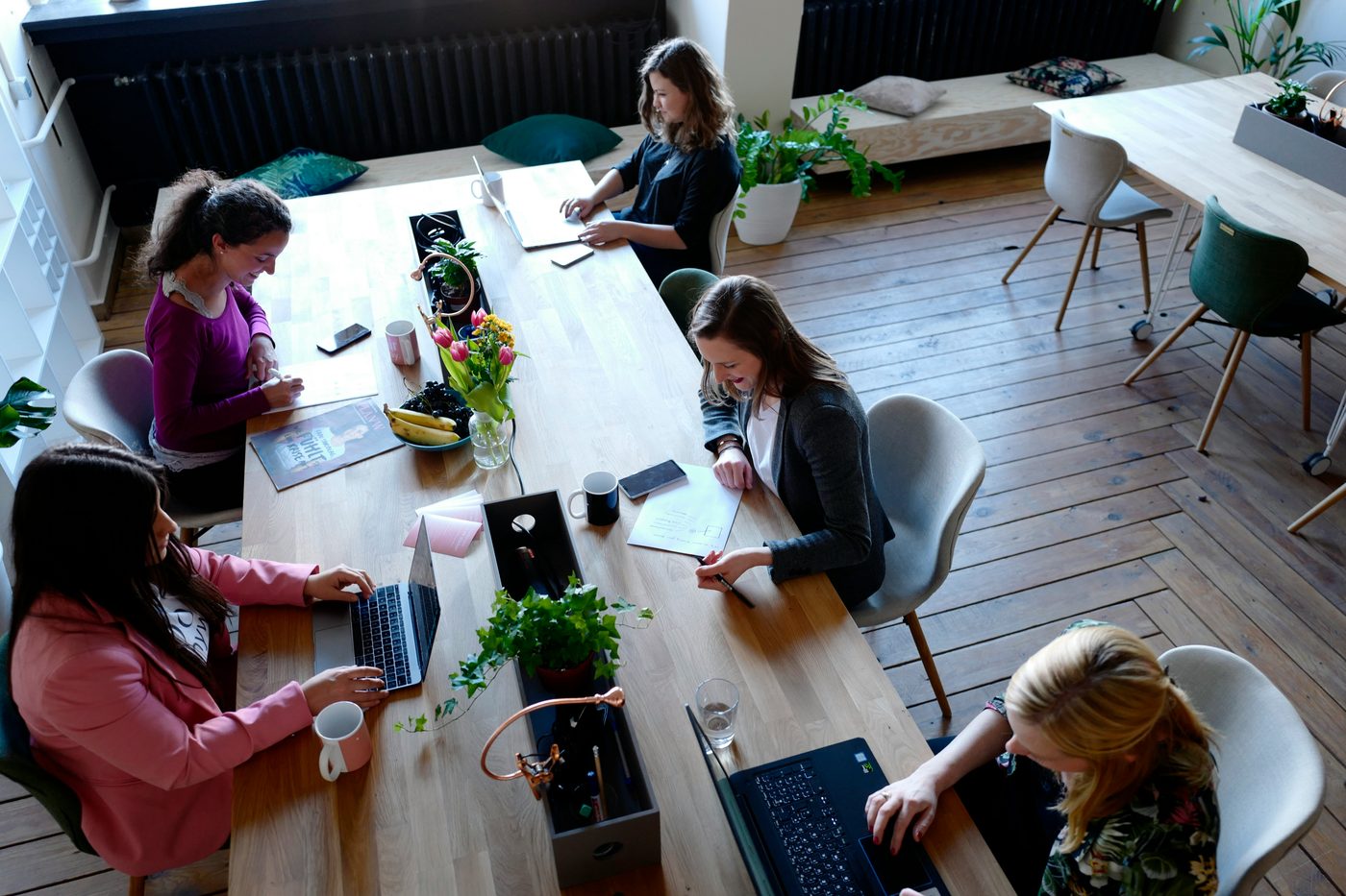 Frauen gemeinsam an ihren Finanzen arbeitend
