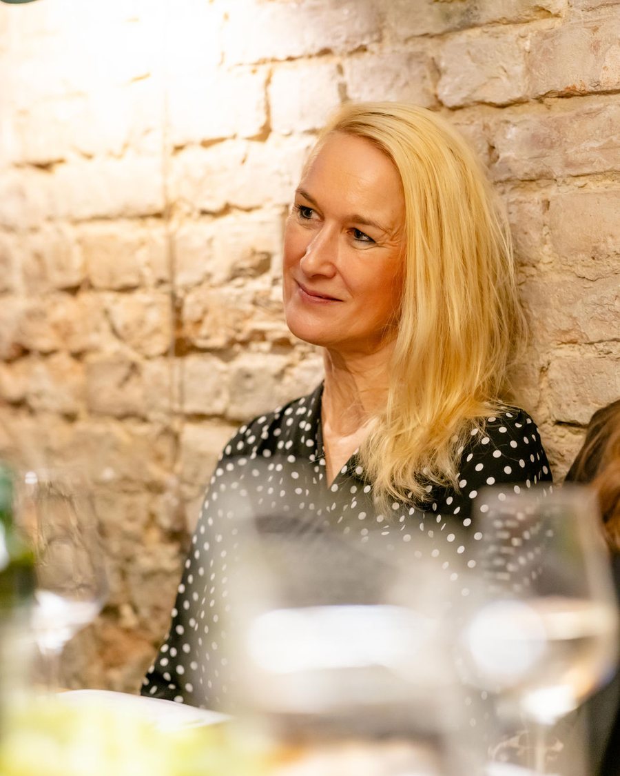 Dana Sachs im Gespräch bei einem gemeinsamen Frauenabend