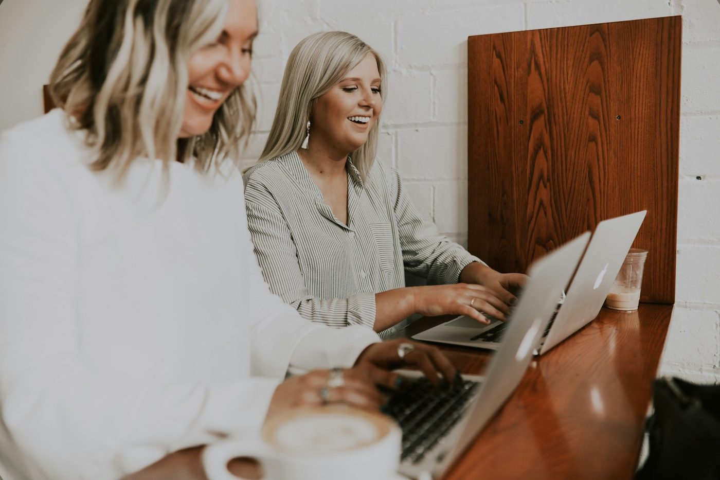 Frauen arbeiten gemeinsam am Laptop
